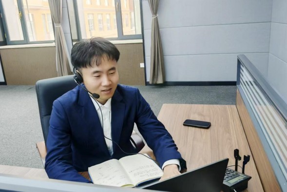 呂達：用聲音溫情守護，以服務增光添彩